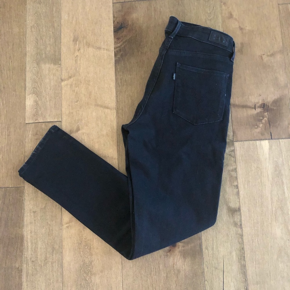 Levi’s mid rise skinny black jeans.  Size 6.